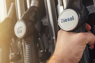 Cena paliv dál roste, u nafty už překročila 43 Kč za litr, je to čtyřleté maximum. Benzin se prodává za 39 Kč - Garáž.cz